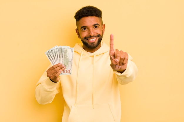 Afro cool man sonriendo con orgullo y confianza haciendo el concepto de billete de un dólar