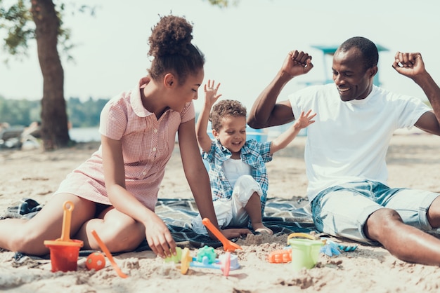 Afro familie von mutter, vater und sohn am river beach.