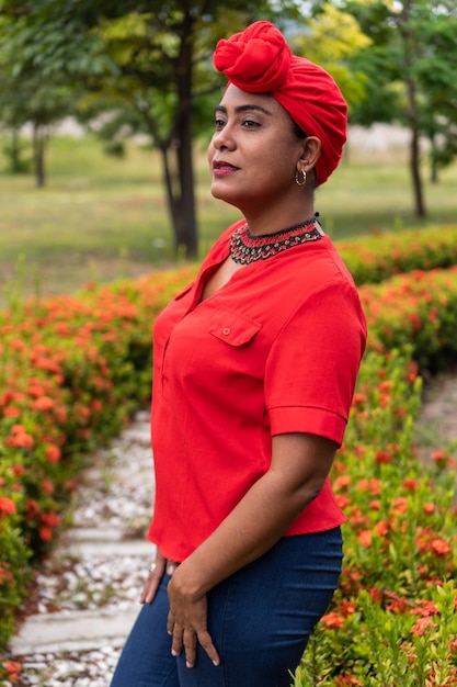 Afro-Frau, die im Park steht