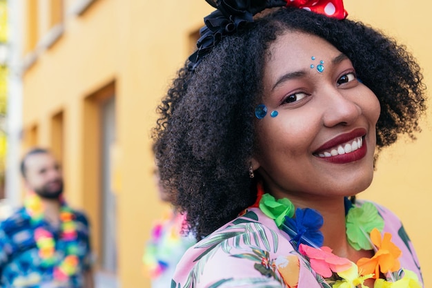 Afro-Frau, die Karneval in den Straßen genießt