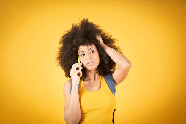 Afro-Frau, die mit einem besorgten Gesicht am Telefon spricht