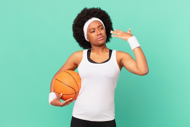 Afro-Frau, die sich gestresst, ängstlich, müde und frustriert fühlt, Hemdkragen zieht und mit Problemen frustriert aussieht. Basketball-Konzept