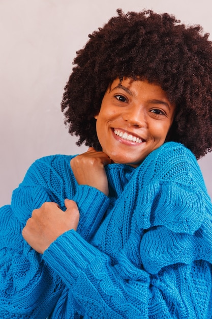 Afro-Frau für den Winter gekleidet