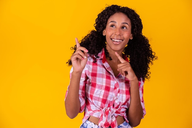 Afro-Frau gekleidet in festa junina Outfit zeigt