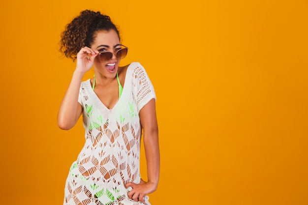 Afro Frau im Strandoutfit