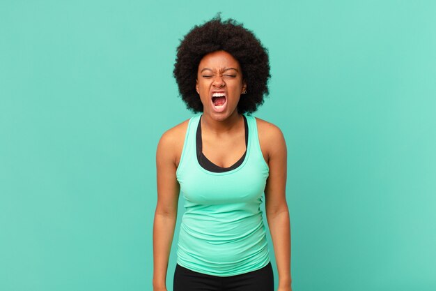 Afro-Frau in Fitnesskleidung