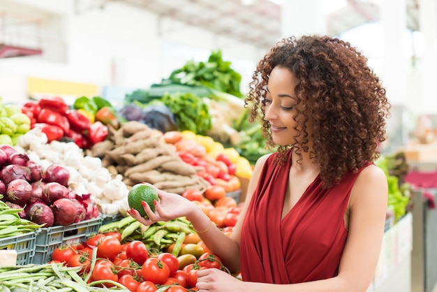 Afro-Frau kauft Bio-Gemüse und Obst ein