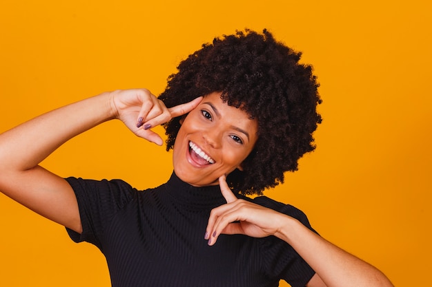 Afro Frau mit Blackpower Haar lächelnd. Afro Frau