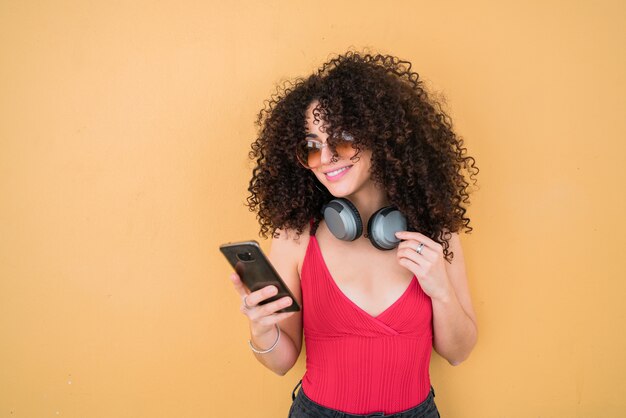 Afro Frau mit ihrem Handy.