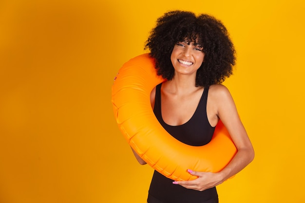 Afro-Frau mit schwimmender Boje auf gelbem Hintergrund