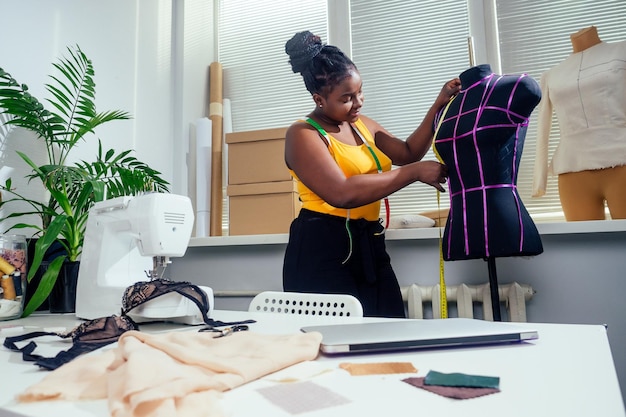 Afro-Frau Zeichnungsmuster Plotting Papier in der Werkstatt