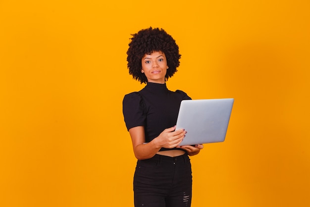 Afro-Geschäftsfrau, die online mit Laptop-Computer arbeitet.