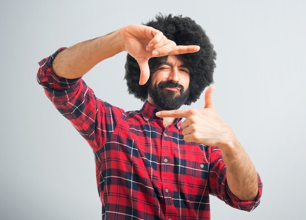 Afro hombre centrado con sus dedos