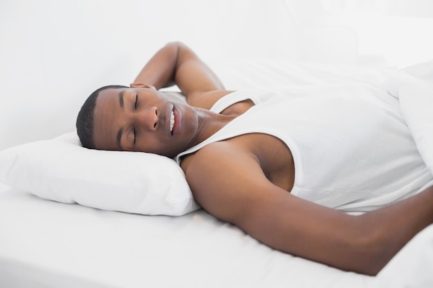 Afro hombre durmiendo en la cama