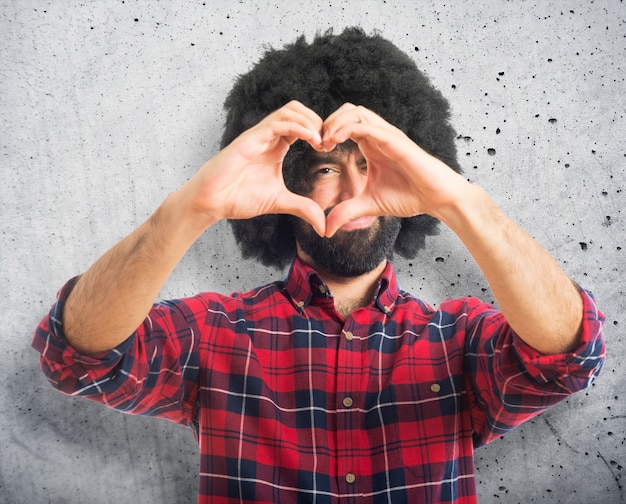 Afro hombre haciendo un corazón con sus manos