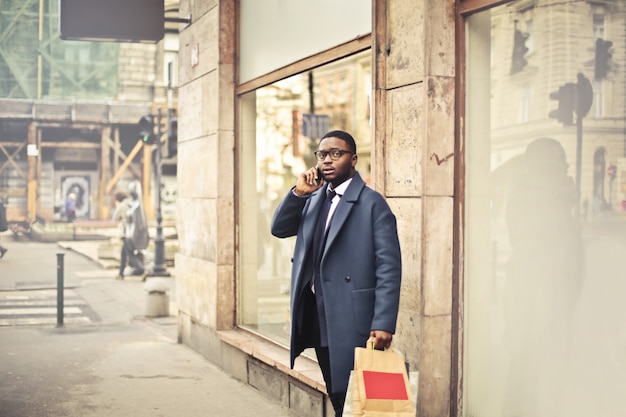 Afro hombre de negocios hablando por teléfono