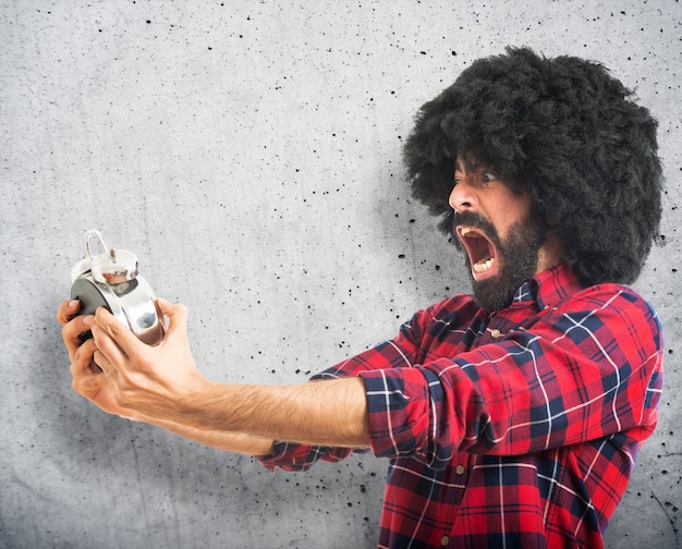 Afro, homem, segurando, vintage, relógio