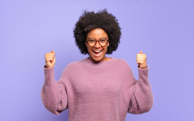 Afro hübsches Mädchen gegen flache Wand