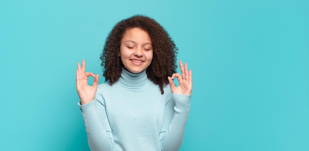 Foto afro-mädchen isoliert gegen flache farbe