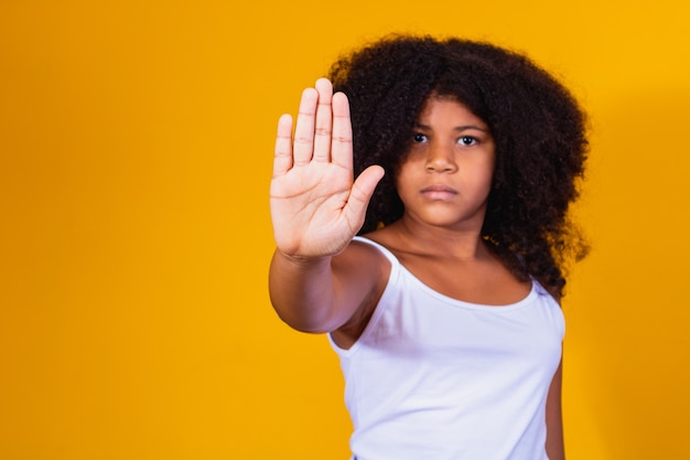 Afro-Mädchen machen Stoppschild