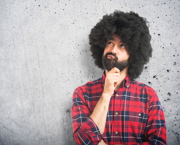 Afro Mann Denken über weißem Hintergrund