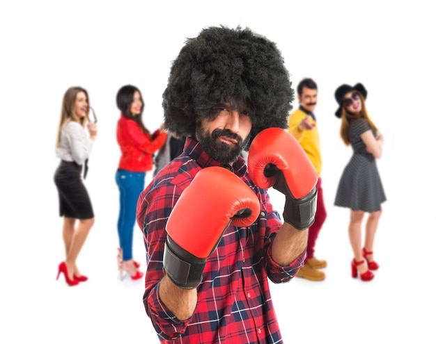 Afro Mann mit Boxhandschuhen