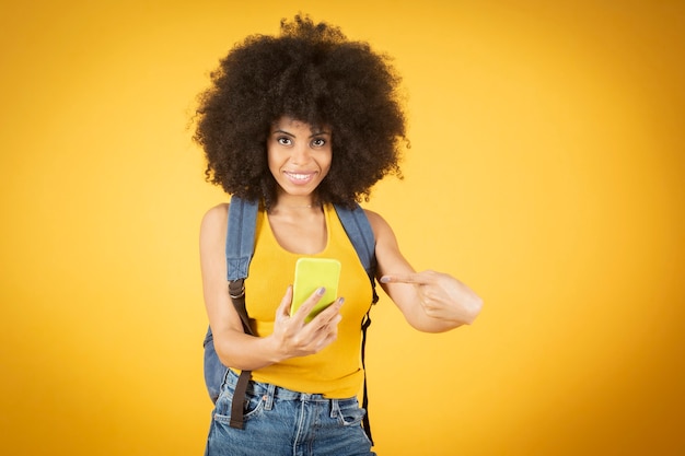 Afro, mujer estadounidense apunta a la pantalla del teléfono inteligente moderno