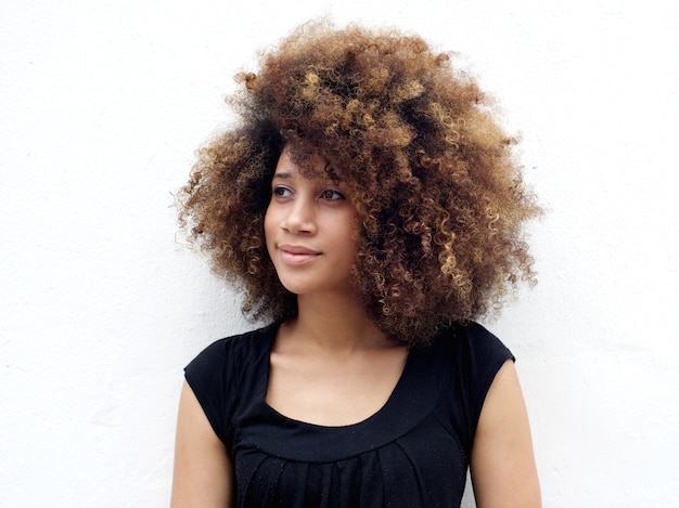 Foto afro mujer mirando a otro lado