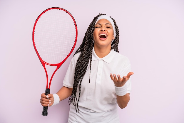 Afro mujer negra con concepto de tenis de trenzas