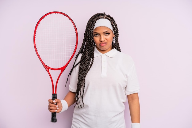 Afro mujer negra con concepto de tenis de trenzas