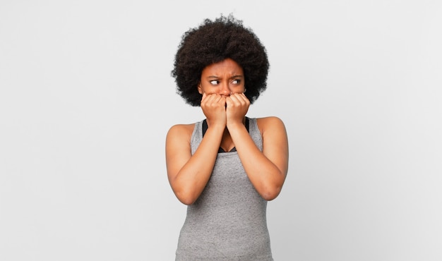 afro, mujer negra, contra, pared aislada