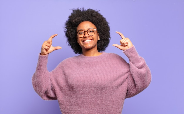 afro, mujer negra, contra, pared aislada