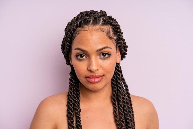 Afro mujer negra con trenzas cerrar concepto de belleza