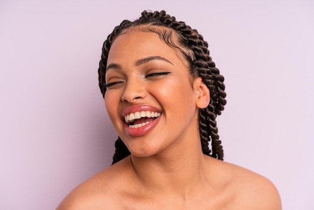 Afro mujer negra con trenzas cerrar concepto de belleza