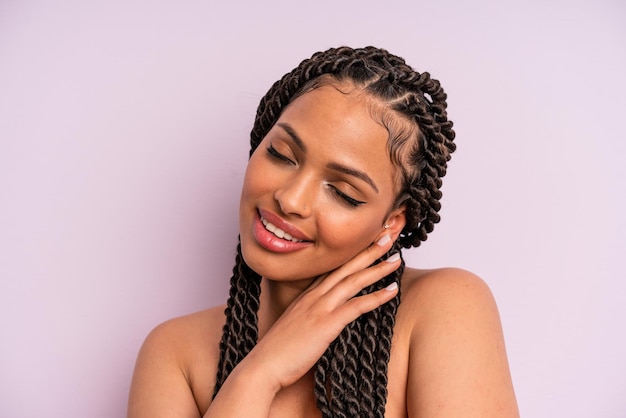 Afro mujer negra con trenzas cerrar concepto de belleza