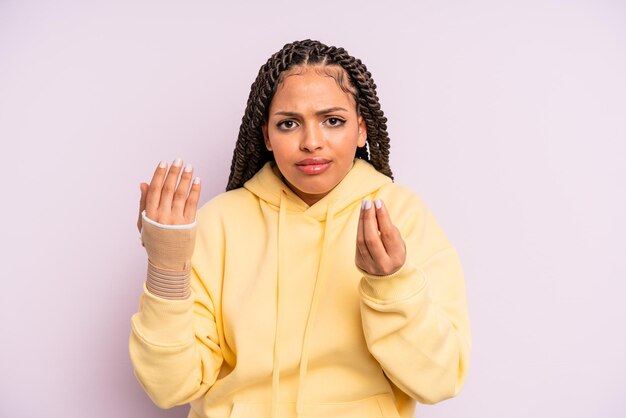 Foto afro mujer negra con trenzas concepto de mano rota