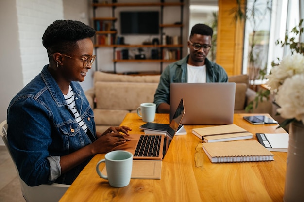 Afro-Paar, das von zu Hause aus arbeitet