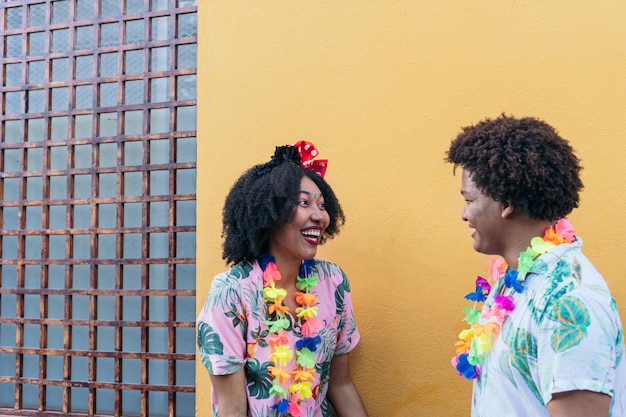 Afro-Paar feiert Straßenkarneval