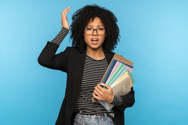 Afro-Studentin, die Ordner und Papierhefte hält