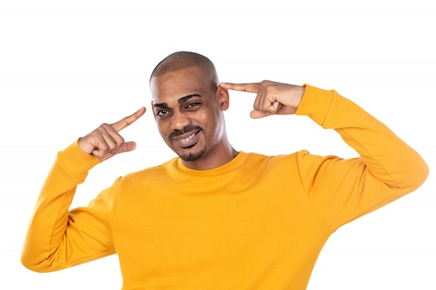 Afroamerican guy vestindo uma camisola amarela