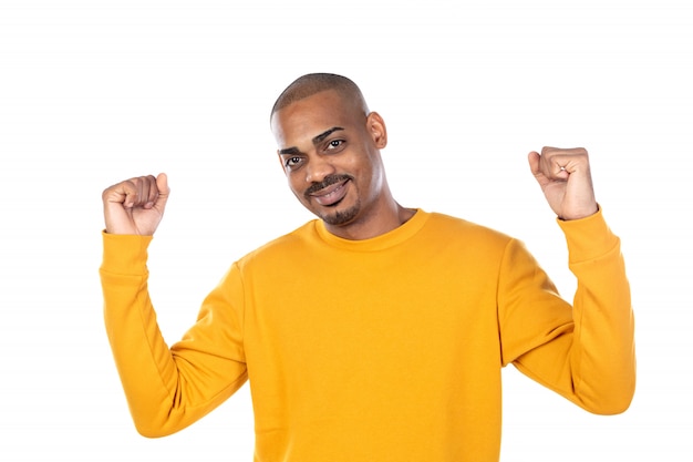 Afroamerican guy vestindo uma camisola amarela