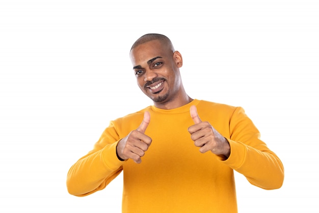 Foto afroamerican guy vestindo uma camisola amarela