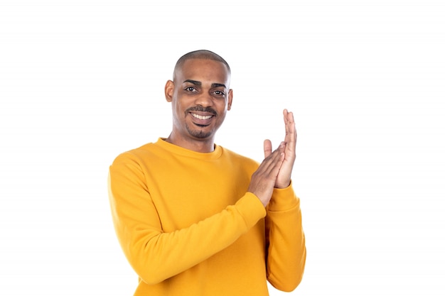 Afroamerican guy vestindo uma camisola amarela