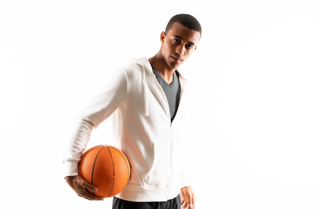 Foto afroamericano jugador de baloncesto hombre aislado blanco