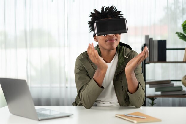 afroamericano mirando a través de vr sosteniendo datos interesantes meta ingeniería
