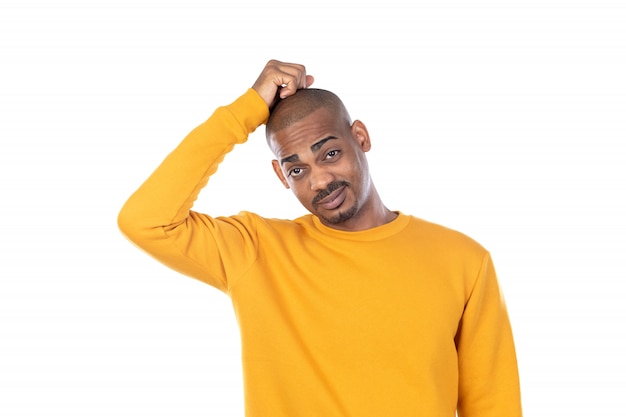 Afroamerikaner, der ein gelbes Sweatshirt trägt