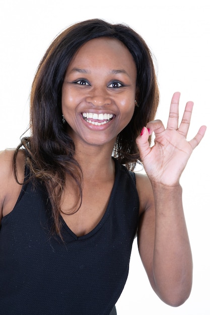Afroamerikaner der glücklichen Frau, die ok Zeichen zeigt und die Kamera betrachtet