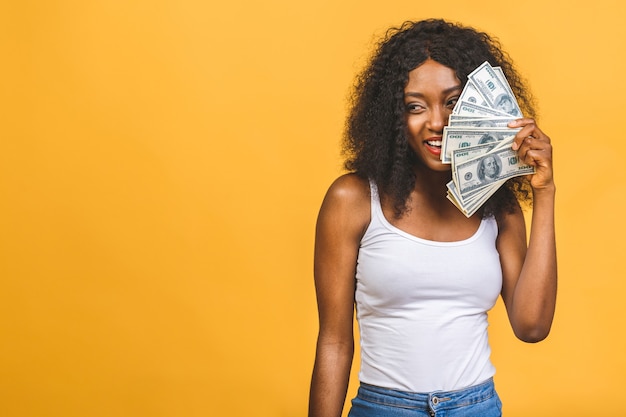Afroamerikaner erfolgreiche Frau mit Afro-Frisur, die viel Geld-Dollar-Banknoten hält