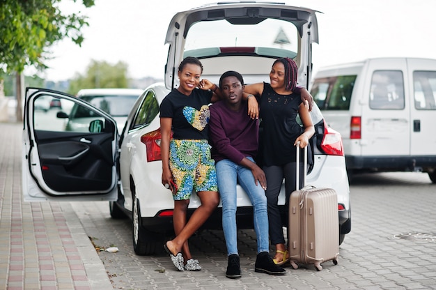 Afroamerikaner Freunde bleiben in der Nähe von Auto