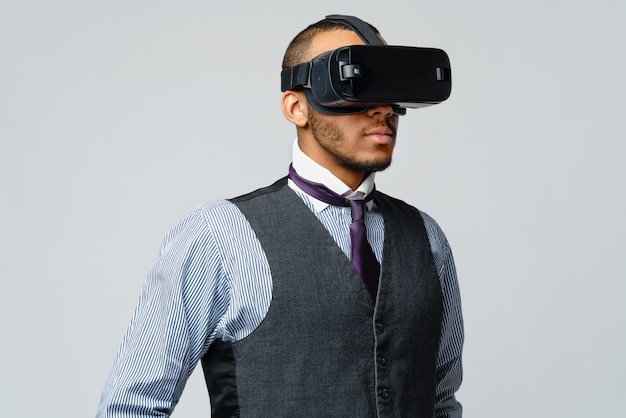 Afroamerikaner-Geschäftsmann, der ein VR-Headset der virtuellen Realität verwendet